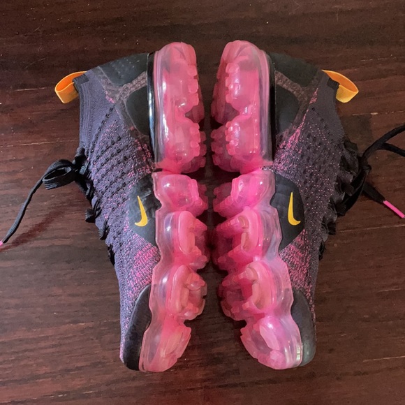 NIKE VAPORMAX Size 7 Women’s - Picture 3 of 6